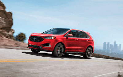 SUV en lago Campañas de Seguridad Ford