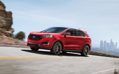 SUV en lago Campañas de Seguridad Ford