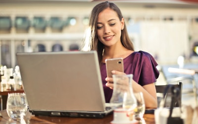 Mecánico habla con cliente