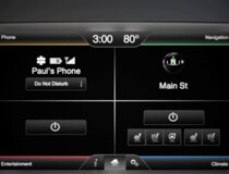 Una pantalla táctil SYNC con MyFord que muestra cuatro cuadrantes: un teléfono conectado, navegación, controles multimedia y de temperatura.
