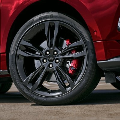 A close-up of one wheel of a Ford Edge® SUV.