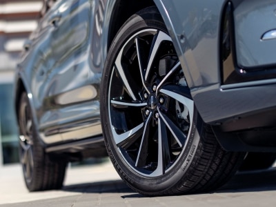 The front side of a Lincoln parked under the blue sky