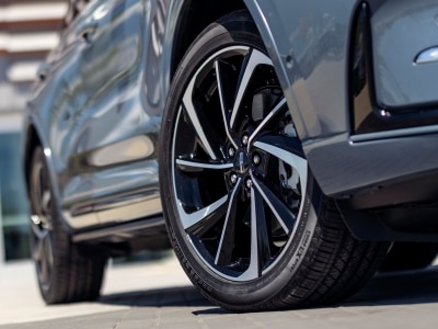 The front side of a Lincoln parked under the blue sky 