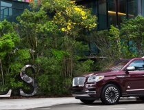 A Lincoln® Navigator is shown parked in front of a upscale hotel