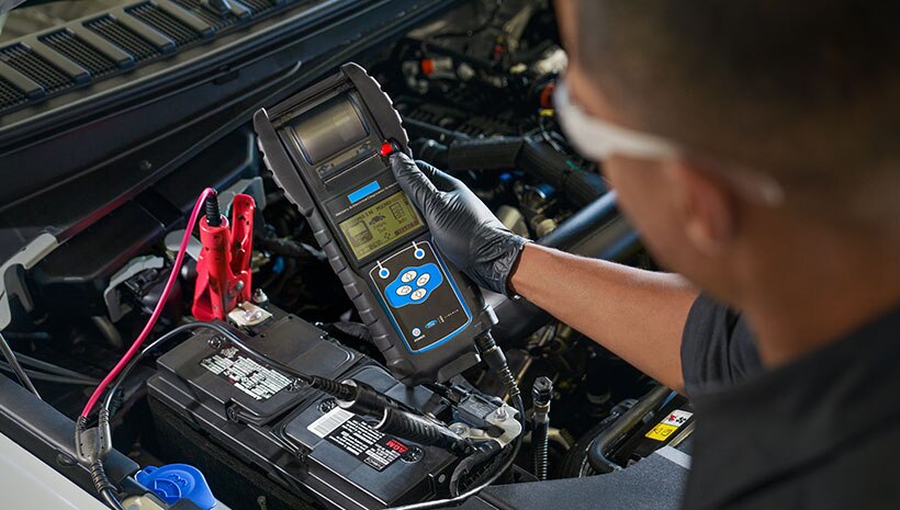 Un técnico probando una batería