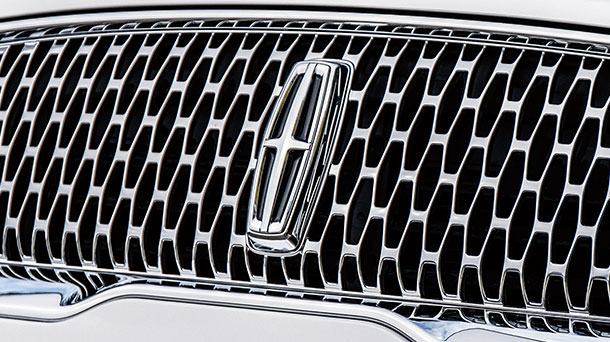 The grill of a Lincoln Corsair