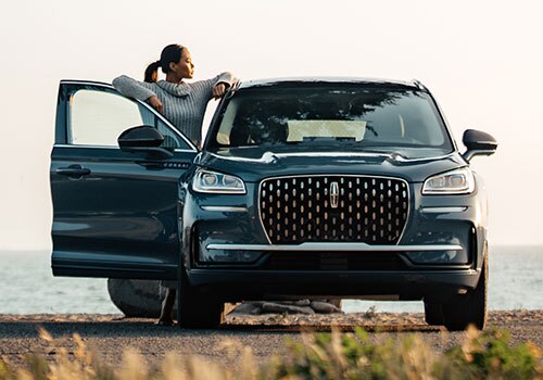 A Lincoln® service representative is shown return keys to a Lincoln owner.