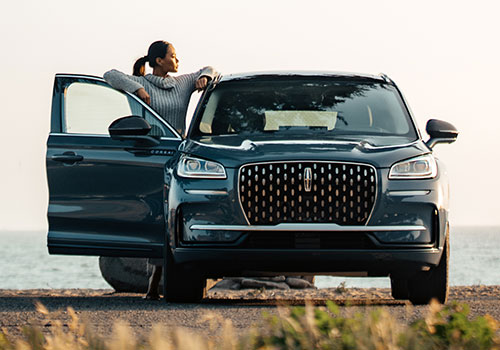 A Lincoln® service representative is shown return keys to a Lincoln owner.