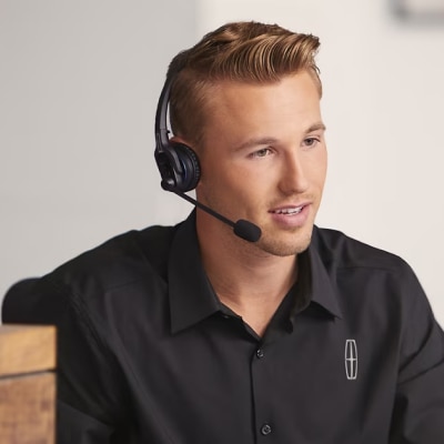 Un representante del Centro de Relaciones con el Cliente de Lincoln lleva unos auriculares.
