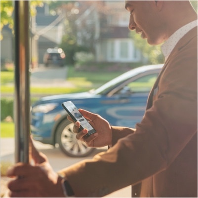Una persona está usando la aplicación Lincoln Way en un teléfono inteligente.