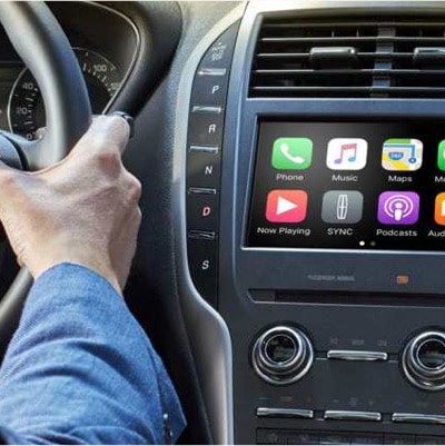 La interfaz de Apple CarPlay se muestra en la pantalla táctil central de un vehículo Lincoln.