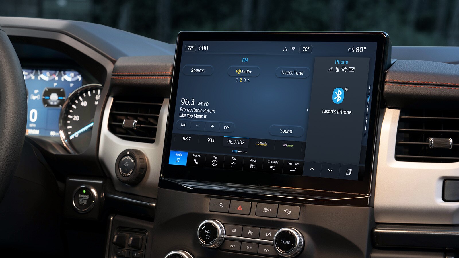 The Expedition® SUV shows off a large center touchscreen and cluster display.