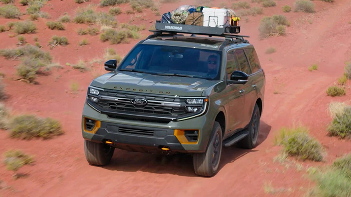 The Expedition® Tremor® SUV off roads on a desert trail